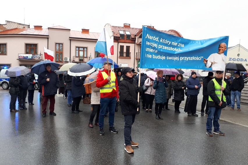 Mieszkańcy Jasła przeszli przez miasto w marszu ku pamięci Jana Pawła II [ZDJĘCIA]