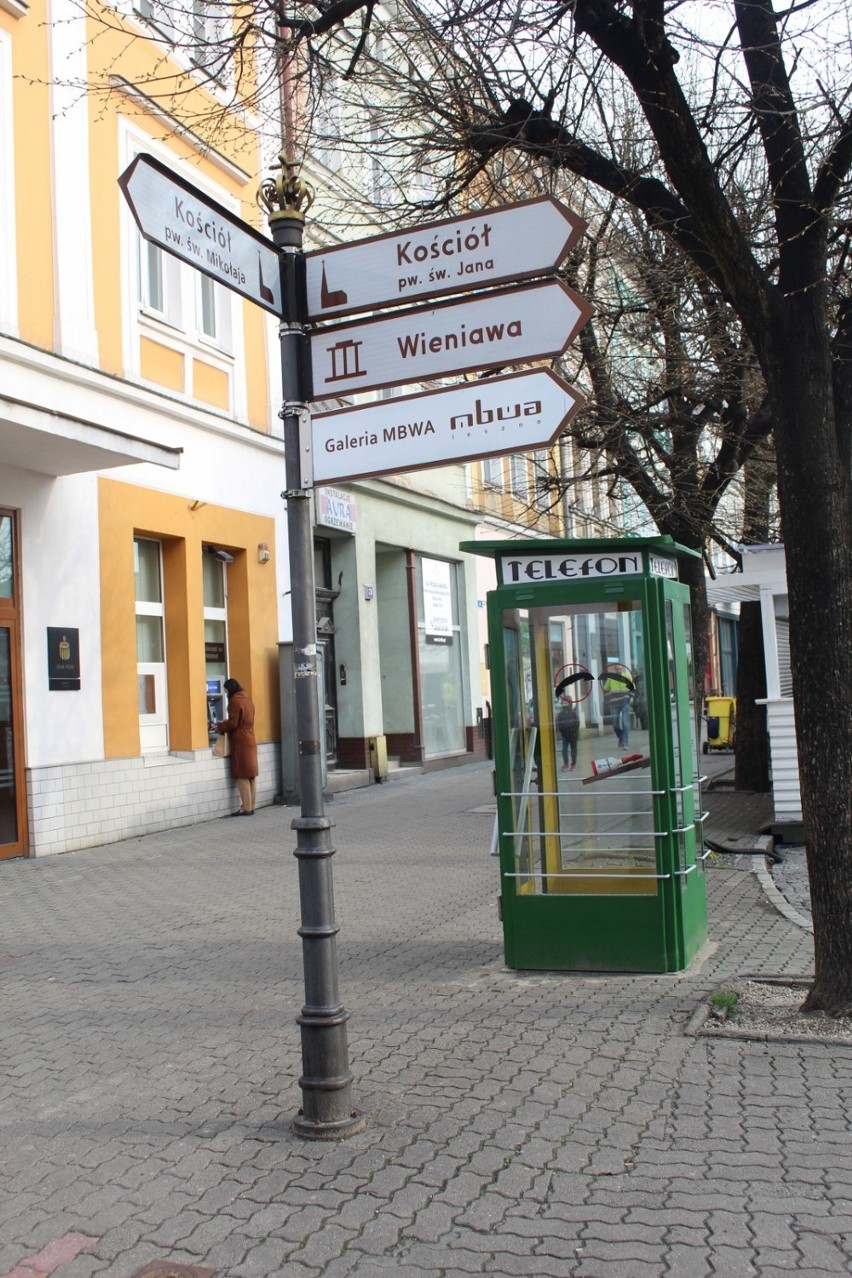 Leszno. Budka telefoniczna z czasów PRL - u stanęła na leszczyńskim rynku. Można w niej wysłuchać historii miasta [ZDJĘCIA] 