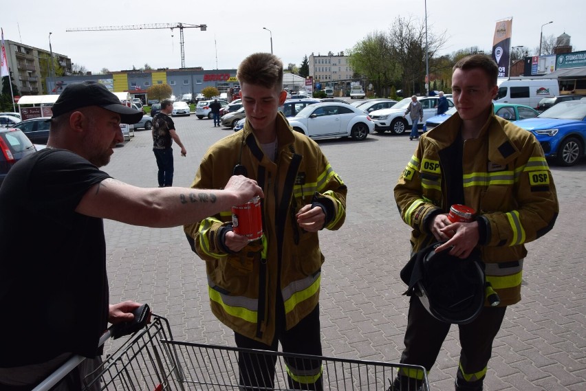 Nowy samochód bojowy dla OSP Wieluń. Strażacy kwestują z puszkami, mieszkańcy chętnie wrzucają pieniądze FOTO