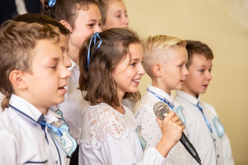 Gmina Bełchatów. Uczniowie z Janowa podziękowali nauczycielom z okazji ich święta [ZDJĘCIA]