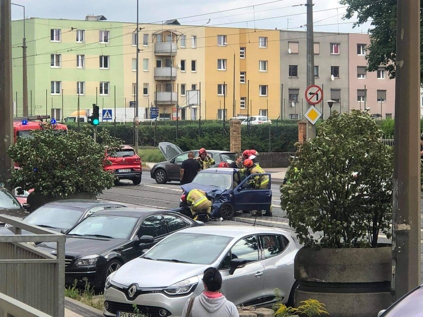 Zderzenie trzech samochodów na Głogowskiej.