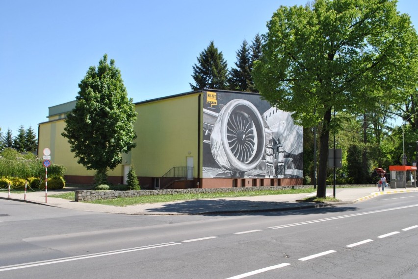 Na ścianie budynku Zespołu Szkół Mechanicznych w Rzeszowie powstał ciekawy mural. Zobacz zdjęcia