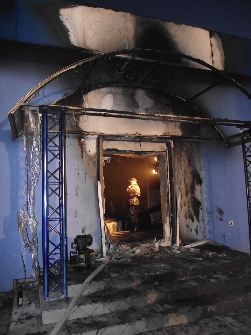 Pożar dyskoteki w Czekanowie. Podpalacz wrzucił substancję łatwopalną i podpalił budynek