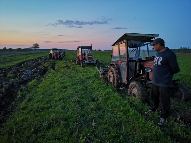 Rolnicza wiosna. Traktory grzęzną na polach