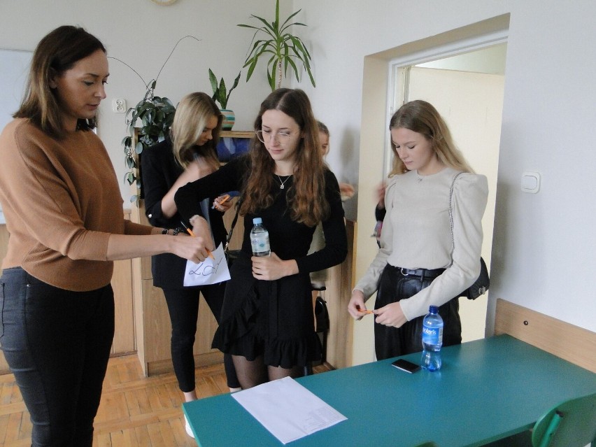 Matura próbna w Radomiu i w regionie radomskim. Uczniowie pisali próbny egzamin z matematyki na poziomie podstawowym 