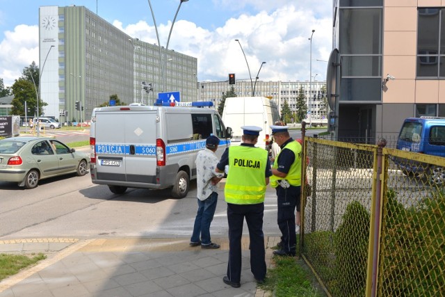 Policjanci rozmawiają ze świadkami piątkowego zajścia przy ulicy Pelca w Kielcach