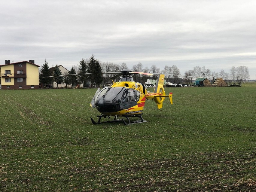 Wypadek z udziałem motocyklisty w miejscowości Mizerów. Młody mężczyzna trafił do szpitala. Na miejscu lądował śmigłowiec LPR