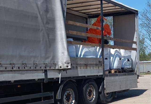 Jak ustalono, część odpadów pochodziła z firm zajmujących się gromadzeniem odpadów na terenie województwa mazowieckiego, a do Miechowa trafiały na naczepach ciężarówek.