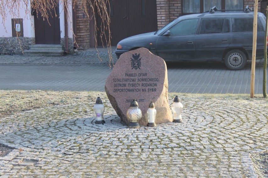 Pamiętając o ofiarach I Zsyłki na Sybir złożyli kwiaty pod obeliskiem