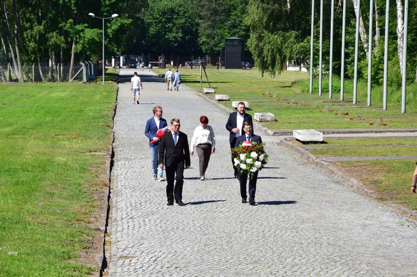 80. rocznica pierwszej deportacji do obozu Auschwitz. Władze samorządowe oraz przedstawiciele muzeum Stutthof i IPN oddali hołd więźniom