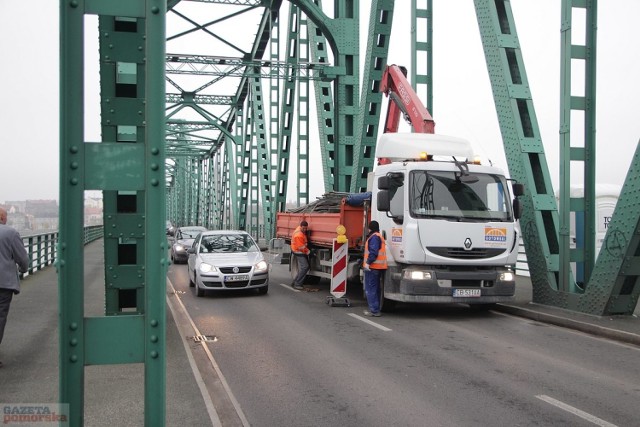 Ekipa drogowców zaczęła od strony zachodniej od Zawiśla. Niestety, wiążą się z tym zmiany w ruchu drogo-wym na moście. Od poniedziałku obowiązuje tu ruch wahadłowy. Od razu zaczęły się tworzyć korki. Niektóry, bardziej niecierpliwi kierowcy nawet zawracali i wybierali drogę przez tamę.


INFO Z POLSKI 2.11.2017 - przegląd najciekawszych informacji ostatnich dni w kraju

