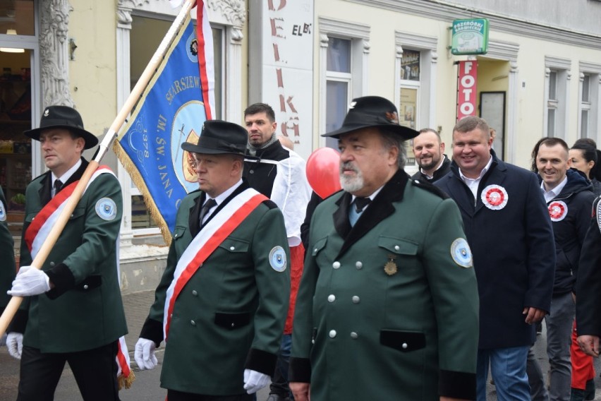 Skarszewy. Biało-czerwona parada ulicami miasta. Mieszkańcy świętują odzyskanie niepodległości przez Polskę ZDJĘCIA