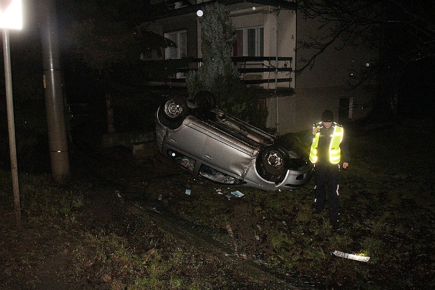 Wypadek w Kunicach, auto dachowało.