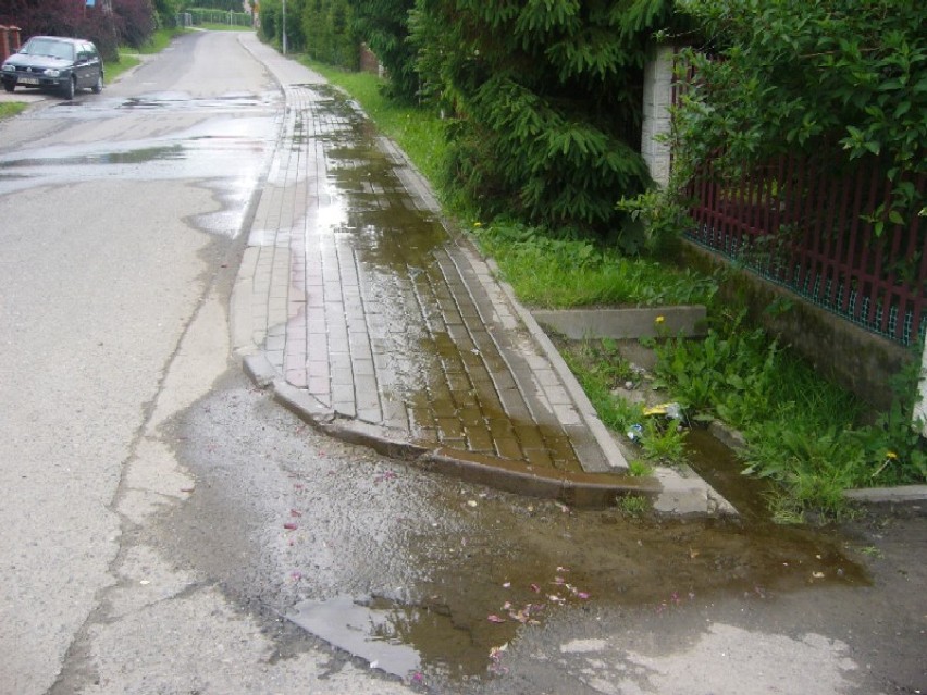 wiecznie lejąca sie woda po chodniku na ulicy Jarowej