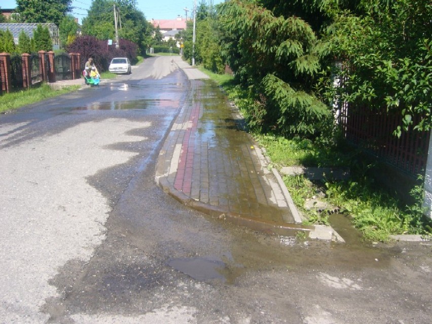 wiecznie lejąca sie woda po chodniku na ulicy Jarowej 1