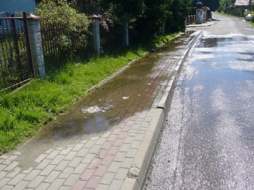 wiecznie lejąca sie woda po chodniku na ulicy Jarowej 2