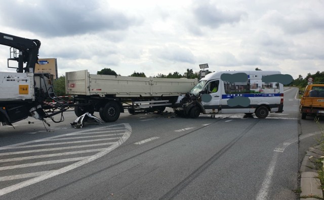 Na "starej trójce" koło Sulechowa zderzyły się samochód ciężarowy i bus