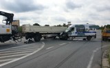 Bus zderzył się z ciężarówką na skrzyżowaniu "starej trójki" z ul. Warszawską 