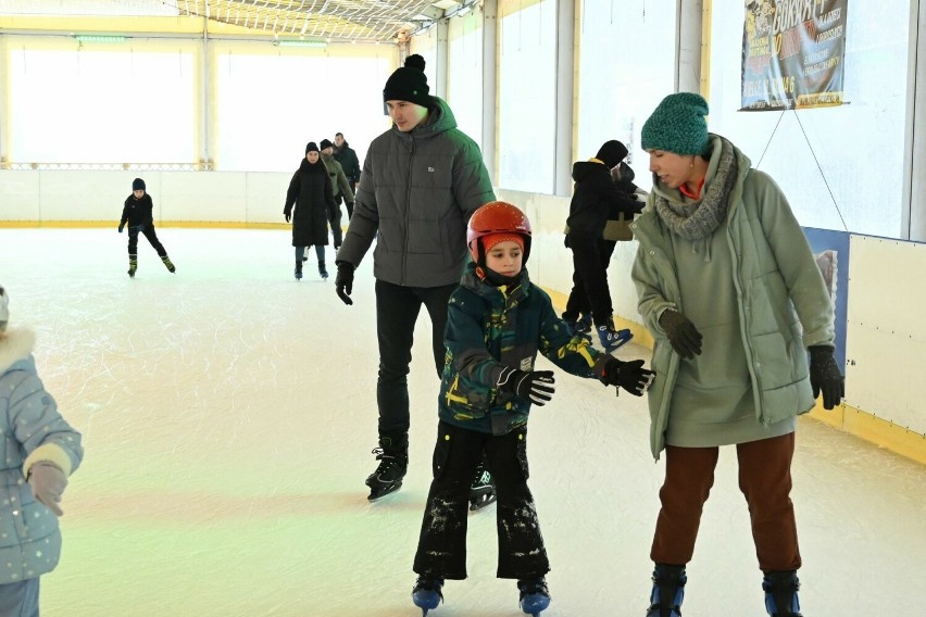 Duży ruch na lodowisku na Stadionie w Kielcach. Wiele osób szalało na łyżwach w niedzielę, 7 stycznia. Zobacz zdjęcia