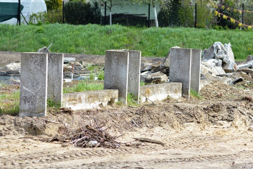 Trwa rozbiórka odkrytego basenu na łazienkach