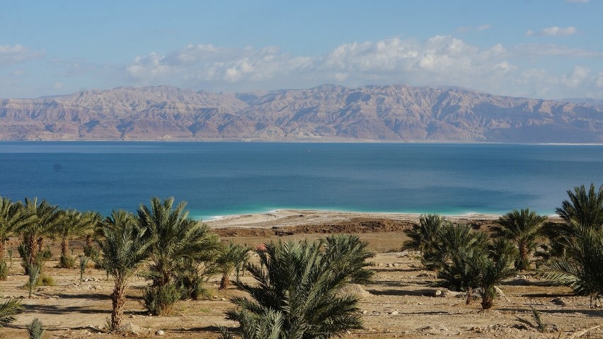 Krajobraz Morza Martwego i niezwykłe właściwości jego wód to...