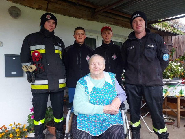 Druhowie z OSP Podwiesk nie tylko gaszą pożary! Ostatnio pomogli pani Krystynie, która sama nie mogła poradzić sobie z przygotowaniem drzewa opałowego na zimę