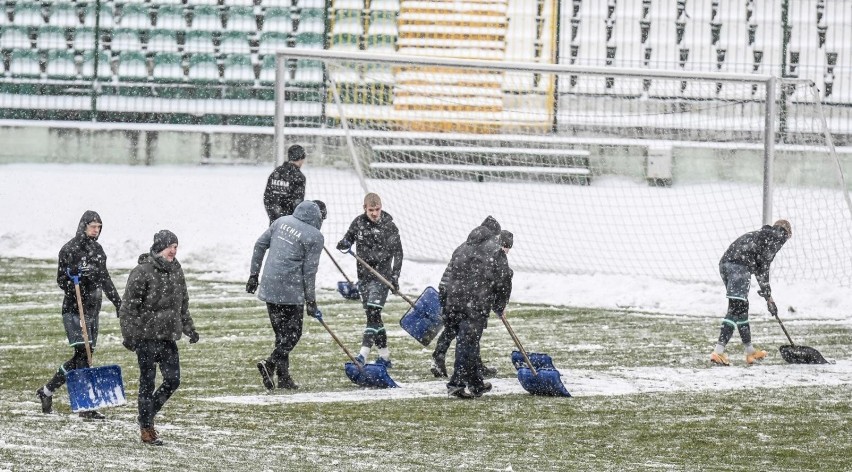 Piłkarze i trenerzy Lechii Gdańsk odśnieżyli boisko w przerwie meczu. W drugiej połowie plac gry był lepszy [zdjęcia]