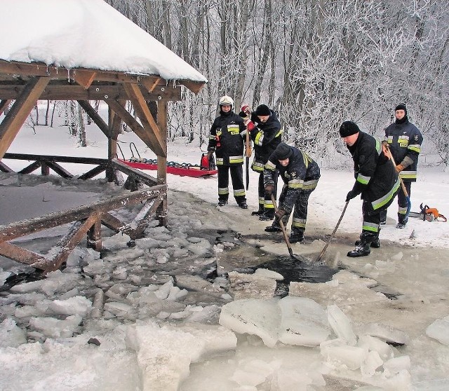 By zmniejszyć nacisk lodu, strażacy wyrąbali przeręble wokół przystani we Wronkach