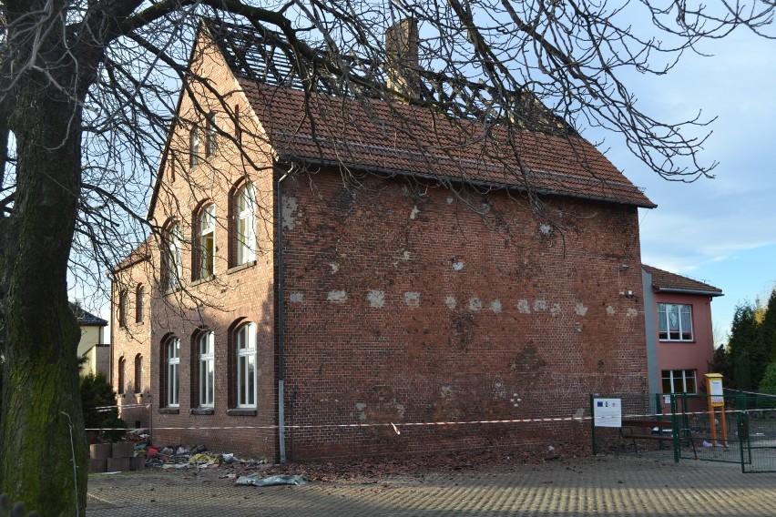 Spalona szkoła w Raszczycach