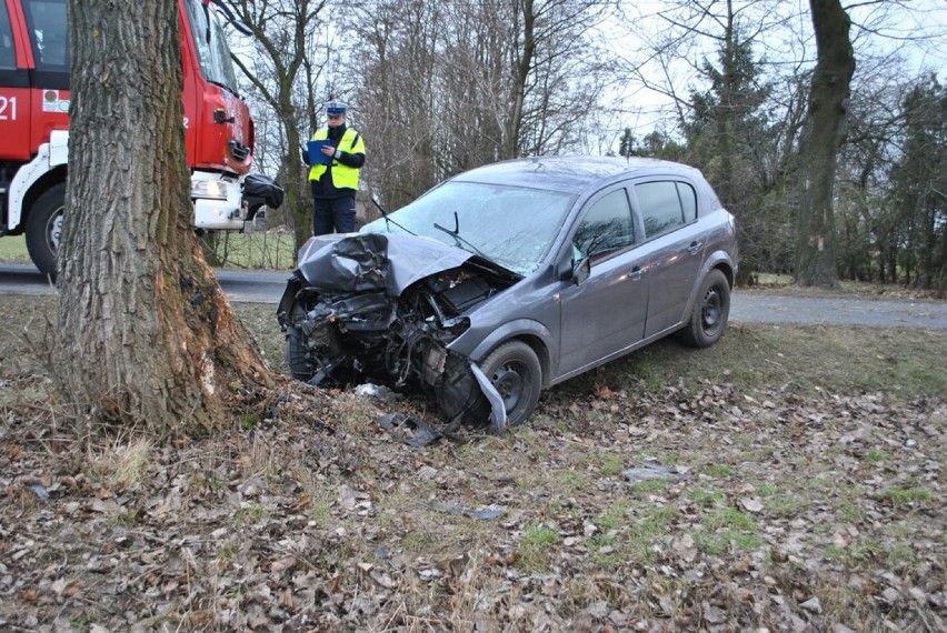 Wypadek w Sucharzewie. Opel uderzył w Drzewo [ZDJĘCIA]