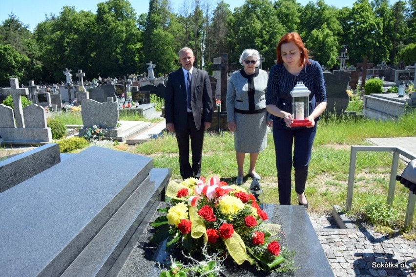 Pamiętają o Honorowym Obywatelu. Zapalili znicze i postawili kwiaty na grobie śp. Wojciecha Drewniaka