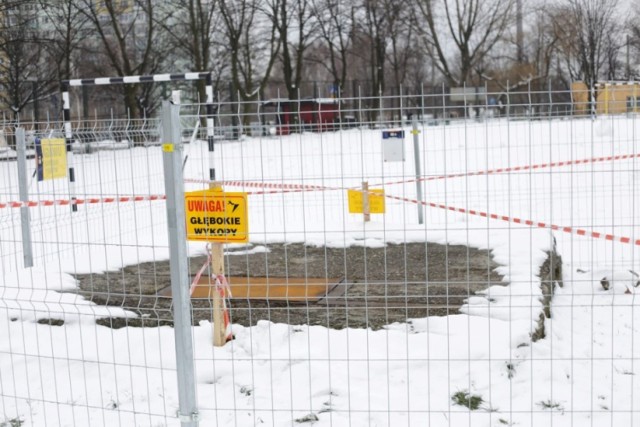 Szkoła w Siemianowicach: Dziurę przy szkole zasypią za 200 tys. zł?