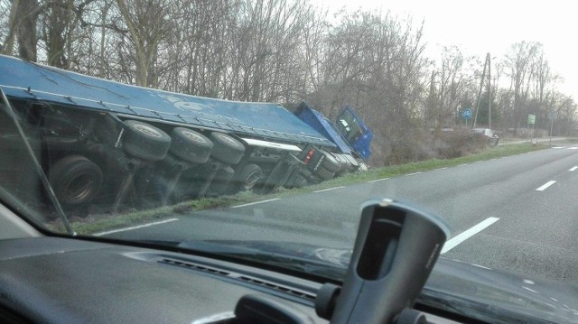 O tym zdarzeniu poinformował nas Czytelnik Marek. Ciężarówka wpadała do rowu w Radachowie, niedaleko Ośna Lubuskiego.