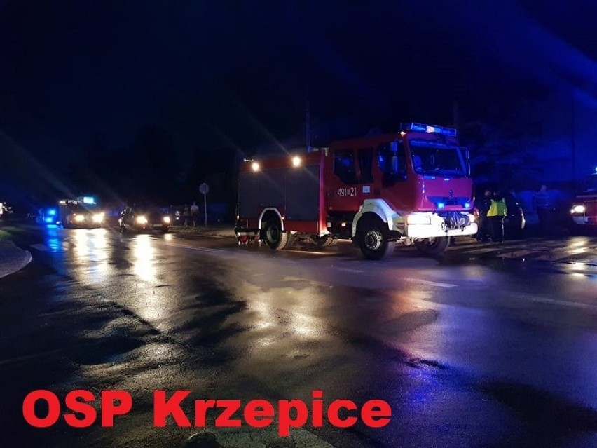 Zderzenie w Krzepicach. Samochód wylądował pod krzyżem FOTO