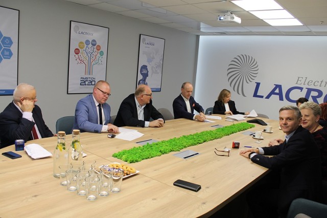 Uroczyste podpisanie porozumienia na kolejne lata nastąpiło w siedzibie Lacroix Electronics.