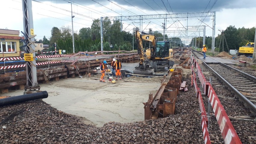 Przebudowa przejazdu kolejowego w Gałkowie Dużym przedłuży się o pół roku. Powodem - problemy z dostępnością materiałów