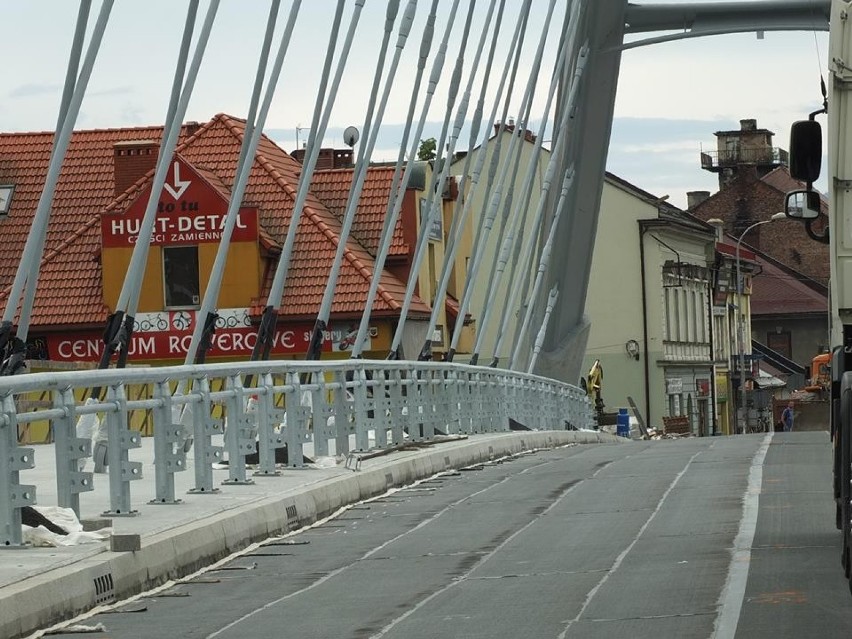 Most w Żywcu: Kładą asfalt, robią chodniki [ZDJĘCIA]