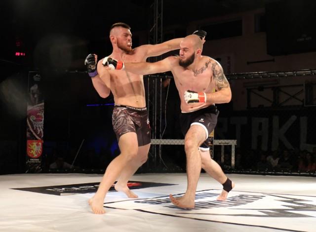 W sobotę w jarosławskiej hali sportowej odbyła się gala MMA „Carpathian Warriors 4: Bitwa o San”. Była to konfrontacja zawodników kadry Podkarpacia (Carpathian Warriors) z kadrą Śląska (Silesia Fighters). W klatce stoczono pięć walk zawodowych i osiem amatorskich. Pojawili się zawodnicy z Polski, Litwy i Ukrainy. Nasz region reprezentowali zawodnicy MMA Jarosław, Spartakus Rzeszów, MMA Krosno i Grappling Kraków.

Gala MMA w Jarosławiu. Podkarpacie zlało "Hanysów" [RELACJA]

Zobacz także: Joanna Jędrzejczyk o Mamedzie Chalidowie: Przez wiele lat był dla mnie wzorem nie tylko jako sportowiec, ale jako człowiek
