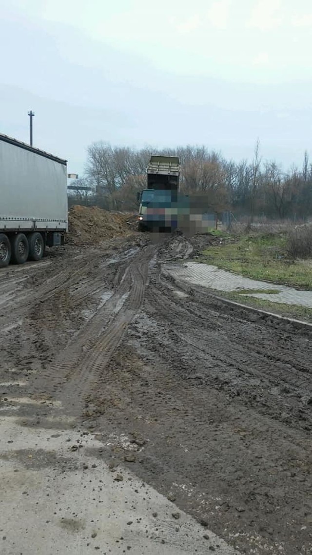 Dzisiaj do Straży Miejskiej wpłynęło zgłoszenie w sprawie pojazdu ciężarowego, który wyjeżdżając z terenu budowy na ulicy Równinnej w Inowrocławiu zabrudził jezdnię ziemią.