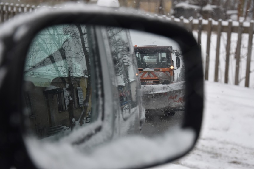 Gorlickie. W regionie z przerwami pada śnieg. Główne drogi są przejezdne, ale na wielu osiedlowych trzeba uważać [ZDJĘCIA]