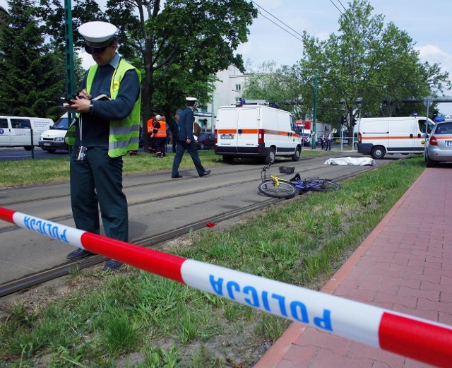 Do tragicznego wypadku doszło po godz. 10 na skrzyżowaniu ulic Marcelińskiej i Przybyszewskiego. Tramwaj linii nr 7, jadący od strony Ogrodów, potrącił rowerzystę. Poszkodowany zginął na miejscu