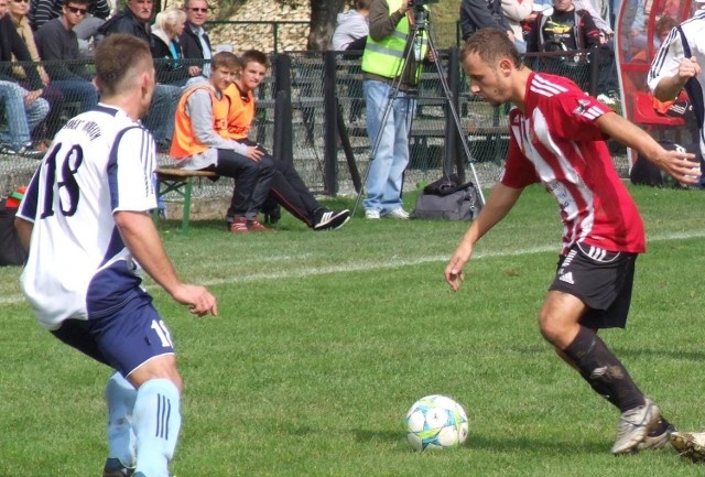 Dawid Rupa (przy piłce) wypracował dwa karne dla Beskidu w zwycięskim dla niego finale rozgrywek o Puchar Polski w wadowickim podokręgu, w którym pokonał w Kalwarii miejscowego czwartoligowca 3:1.