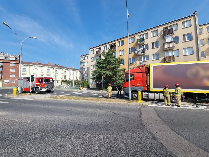 Zepsuta ciężarówka utrudnia ruch na ul. Focha w Przemyślu [ZDJĘCIA]