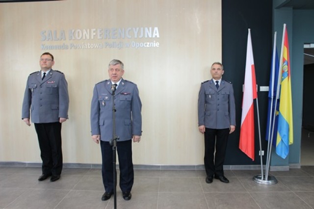 Nowy komendant policji w Opocznie przedstawiony w jednostce. Gratulacje złożyły mu m.in. władze samorządowe Opoczna