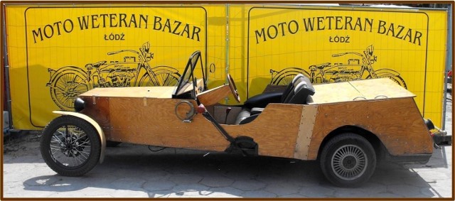 Zuppulus (karoseria samochodu zrobiona z drewna) na tle billboardu Moto Weteran Bazaru. Fot. Mariusz Reczulski