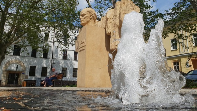 Tak prezentuje się "Wierna rzeka" na Placu Żeromskiego w Strzelcach Opolskich.