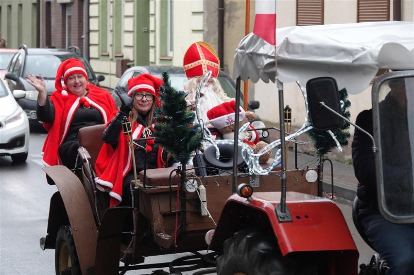 Po Łobżenicy jeździł św. Mikołaj. Zamiast reniferów miał... traktor! [ZOBACZ ZDJĘCIA]