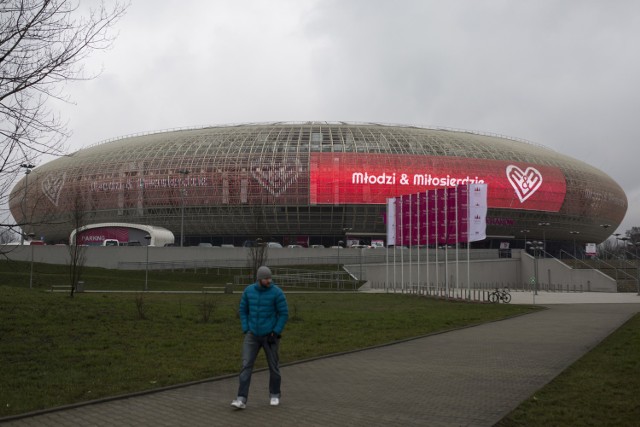 Hala w Czyżynach działa od dwóch lat, przyciąga imprezy, ale ciągle trzeba ją poprawiać. Co więcej, trwa spór o miliony złotych związany z inwestycją. Miasto może w nim zyskać 21 mln zł lub stracić aż 32 mln