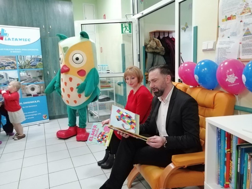Robert Korólczyk z Kabaretu Młodych Panów czytał bajki dzieciom w szpitalu Latawiec (ZDJĘCIA)