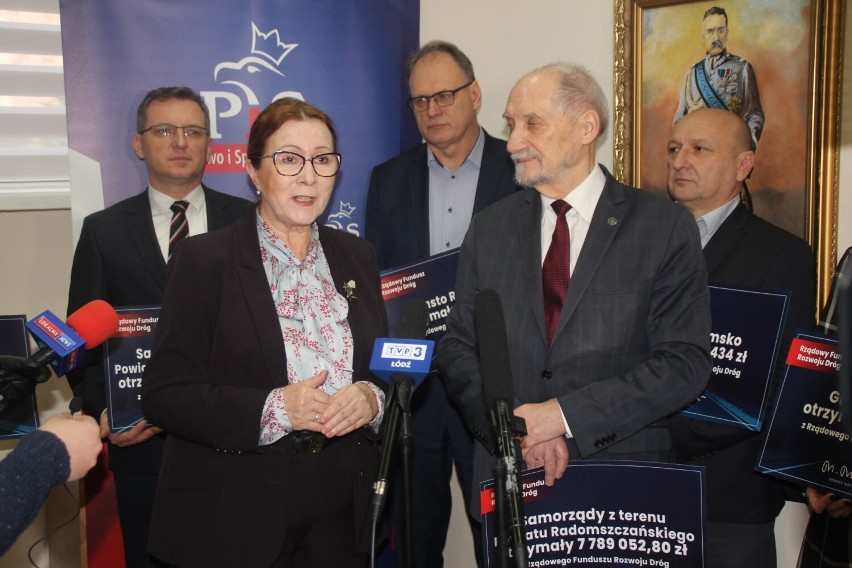 Parlamentarzyści i samorządowcy o dotacjach z RFRD na remonty dróg w Radomsku i powiecie. ZDJĘCIA